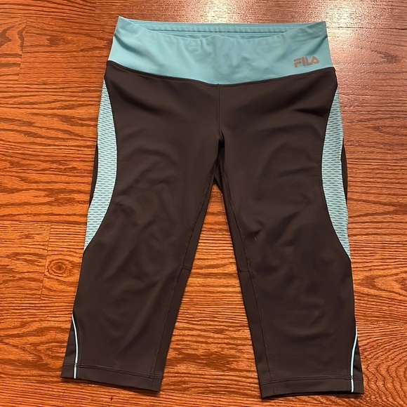 FILA SPORT woman’s live in motion activewear capris turquoise black size Med - Picture 1 of 9